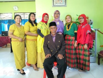 PAKAIAN ADAT KEGIATAN HARDIKNAS