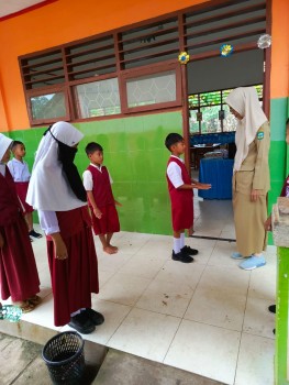 SALAH SATU PEMBIASAAN SEBELUM MASUK KELAS