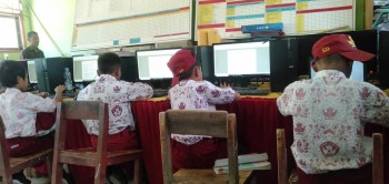 SISWA KELAS 5 SDN 379 POMPENGAN LATIHAN KOMPUTER